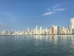 Na quadra da praia com três quartos em Balneário Camboriú SC.